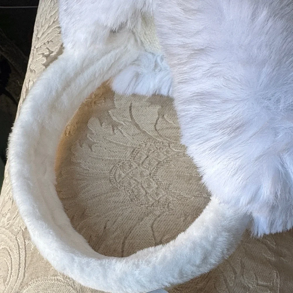 White plush women’s earmuffs NWT